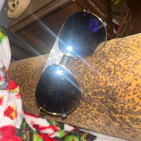 LOUIS VUITTON  gold and black sunglasses - Picture 1 of 3